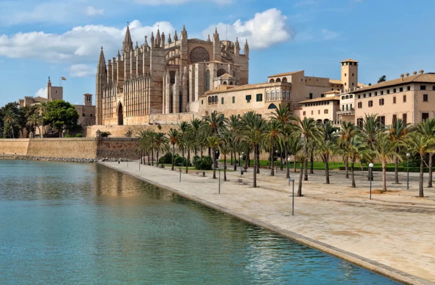 The secrets of the Cathedral of Palma: an architectural jewel facing the sea