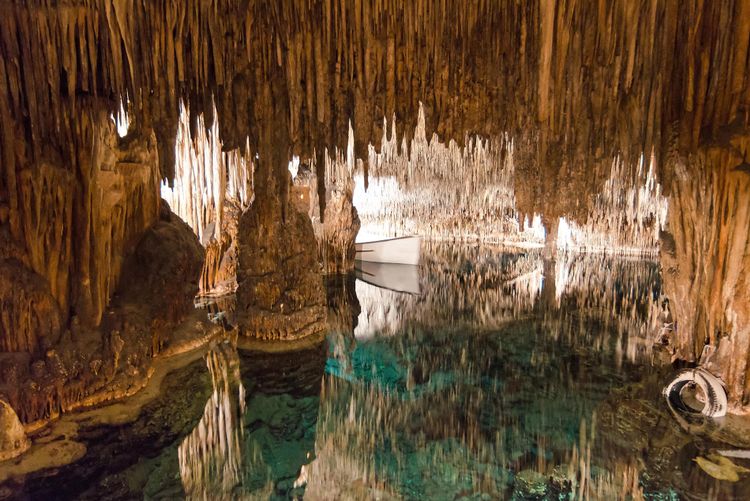 Cuevas Drach copia Mallorca en familia: Rutas en coche para divertirse juntos