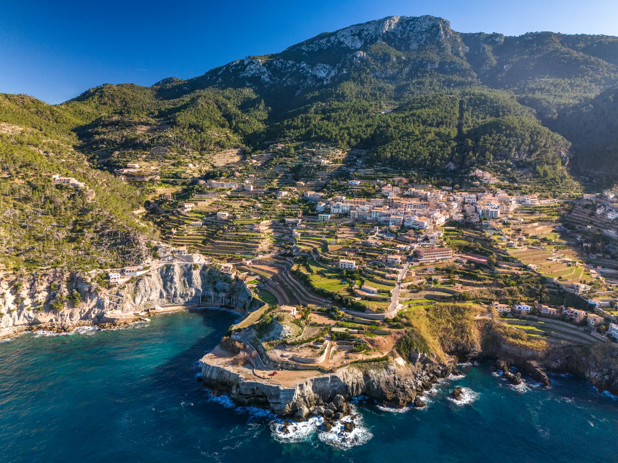 aerial view of banyalbufar in mallorca on a sunny 2024 03 08 01 17 23 utc El encanto escondido de Banyalbufar: Viñedos en terrazas con vista al mar