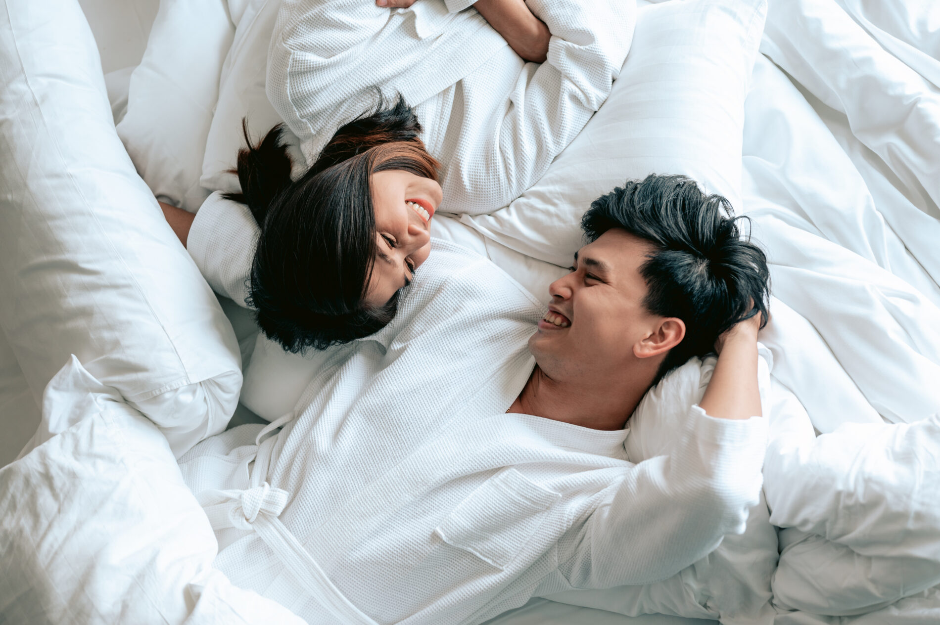 asian couples is laying on bed in the bed room at 2022 10 28 21 31 08 utc Mallorca romántica: escapadas y rincones para parejas