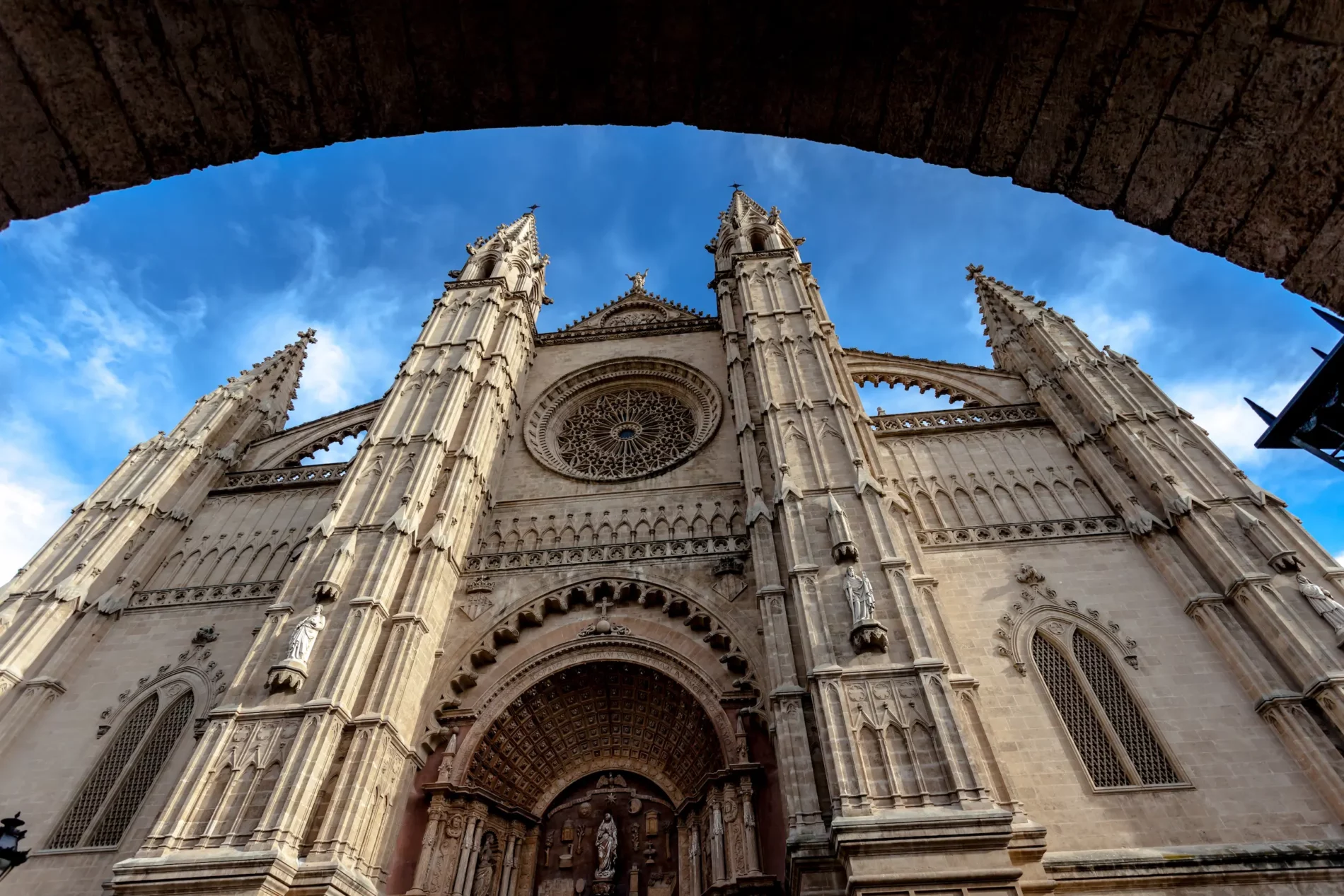 cathedral la seu palma de mallorca 2023 11 27 05 23 13 utc The secrets of the Cathedral of Palma: an architectural jewel facing the sea