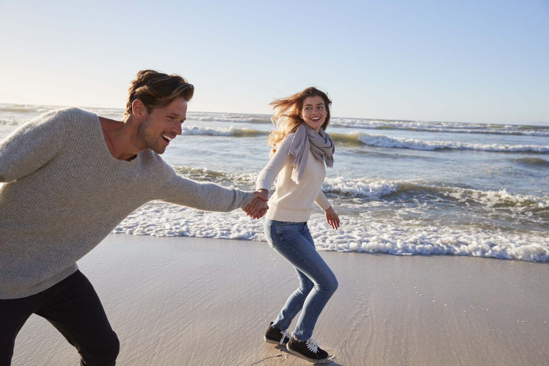 couple having fun running along winter beach toget 2021 08 26 16 14 24 utc Viajar a Mallorca en marzo: Razones que te convencerán