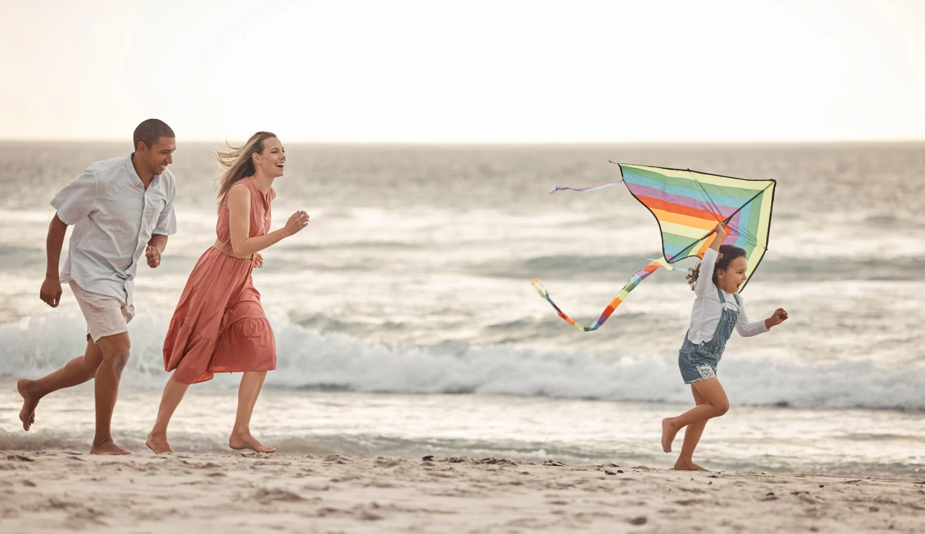 happy family beach vacation and child flying kite 2023 11 27 05 26 51 utc Mallorca en familia: Rutas en coche para divertirse juntos