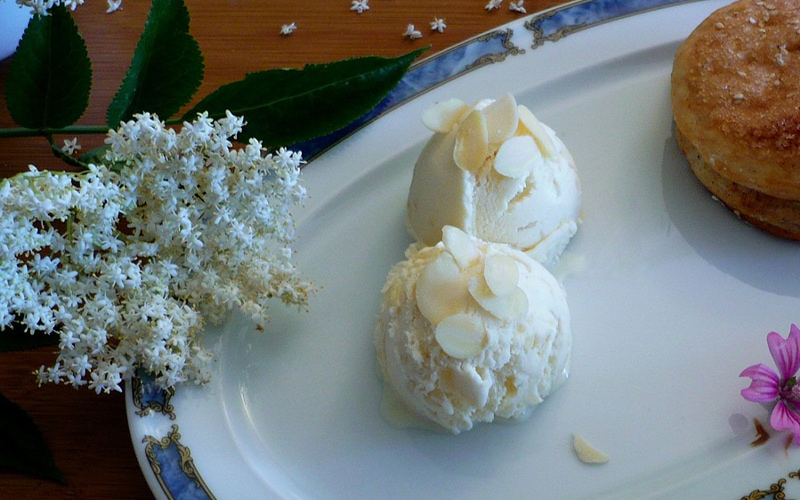 helado almendra 1 Typical pastry from Mallorca