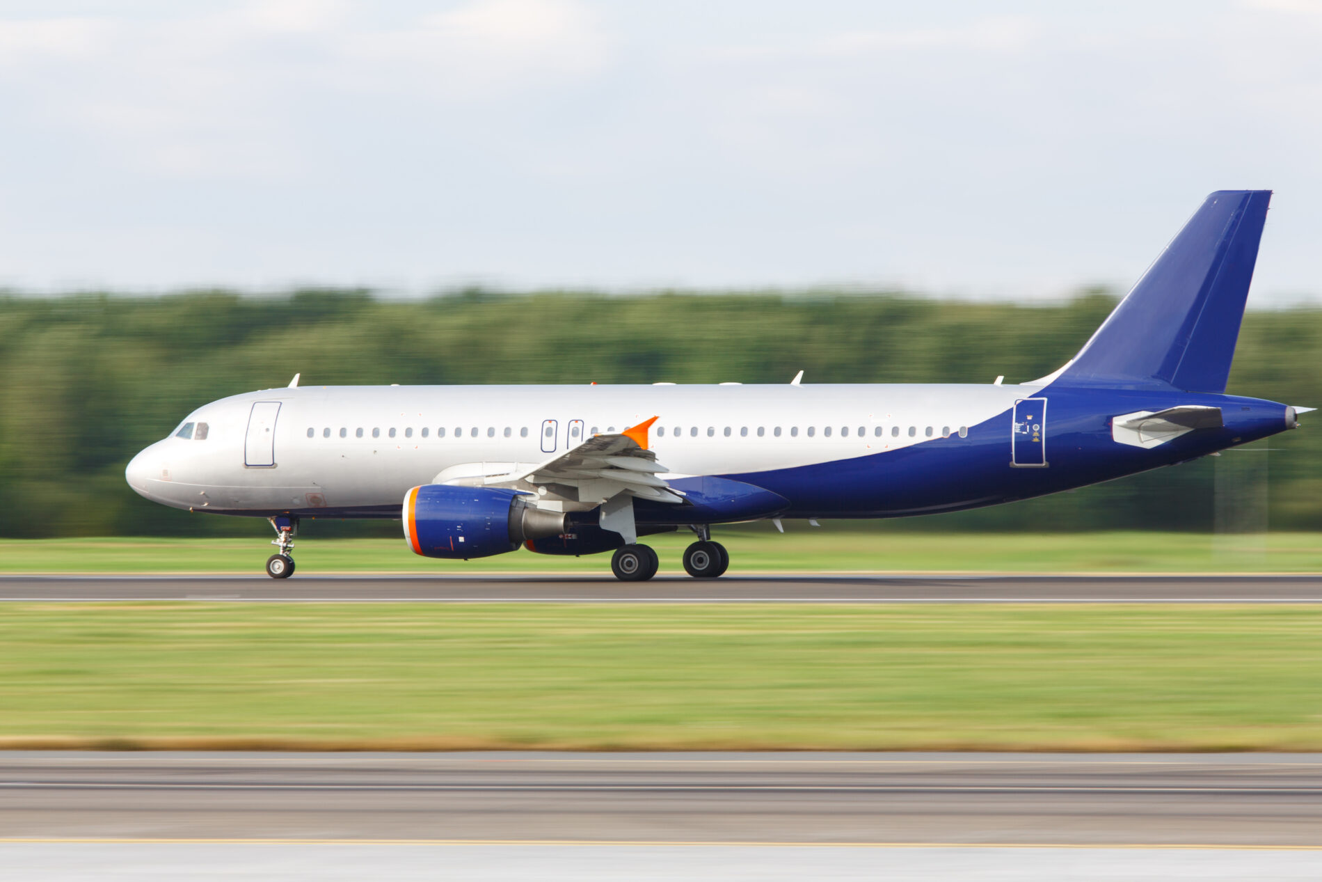 narrow body passenger airplane taxing on runway fo 2021 09 24 19 59 26 utc Todo lo que debes saber sobre el aeropuerto de Mallorca
