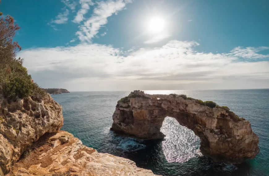 Es Pontàs: Exploring the natural arch and its marine legends