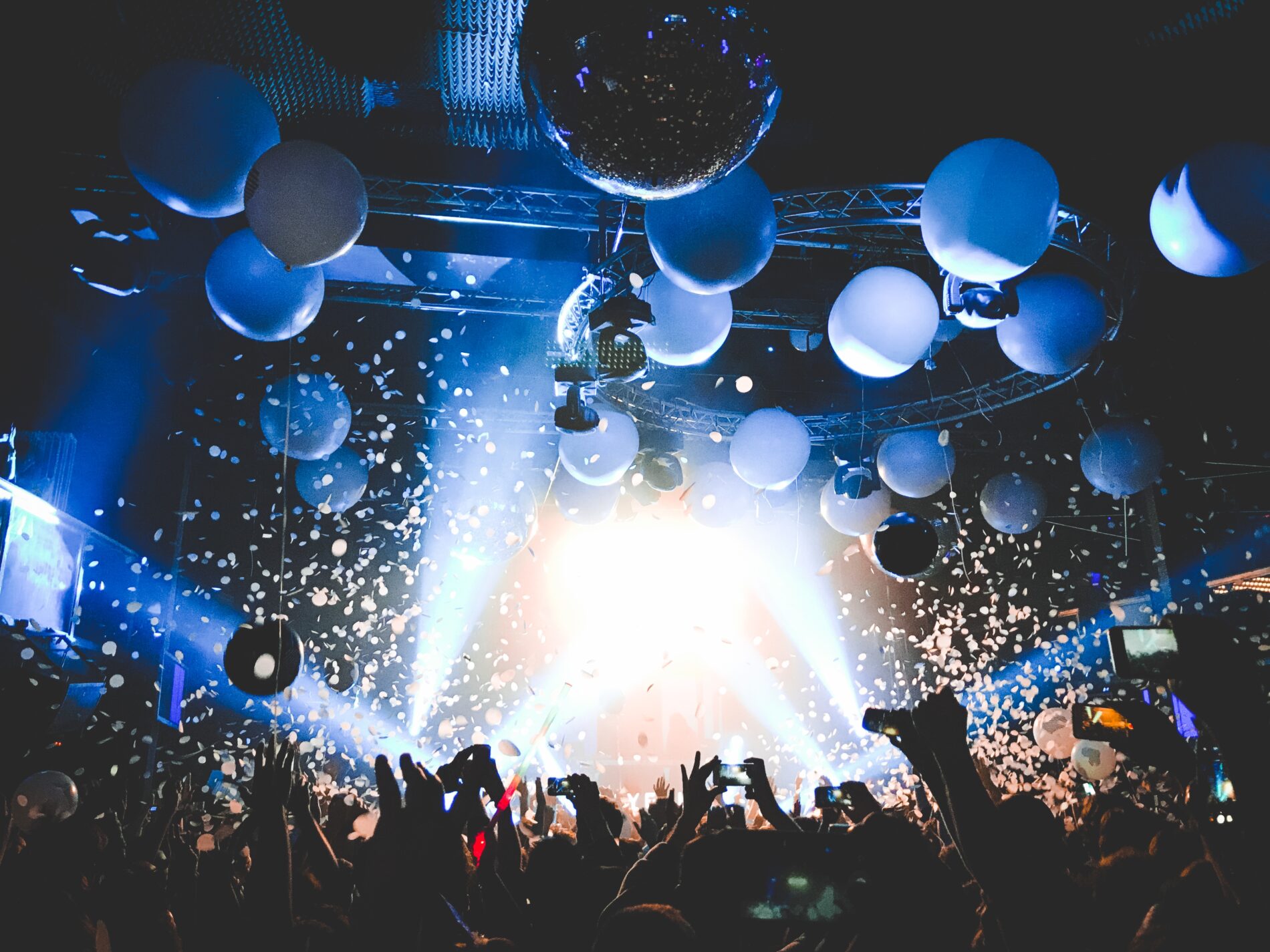 party and confetti nightlife millenials leisure 2022 11 10 18 36 30 utc Fiestas tradicionales en Mallorca