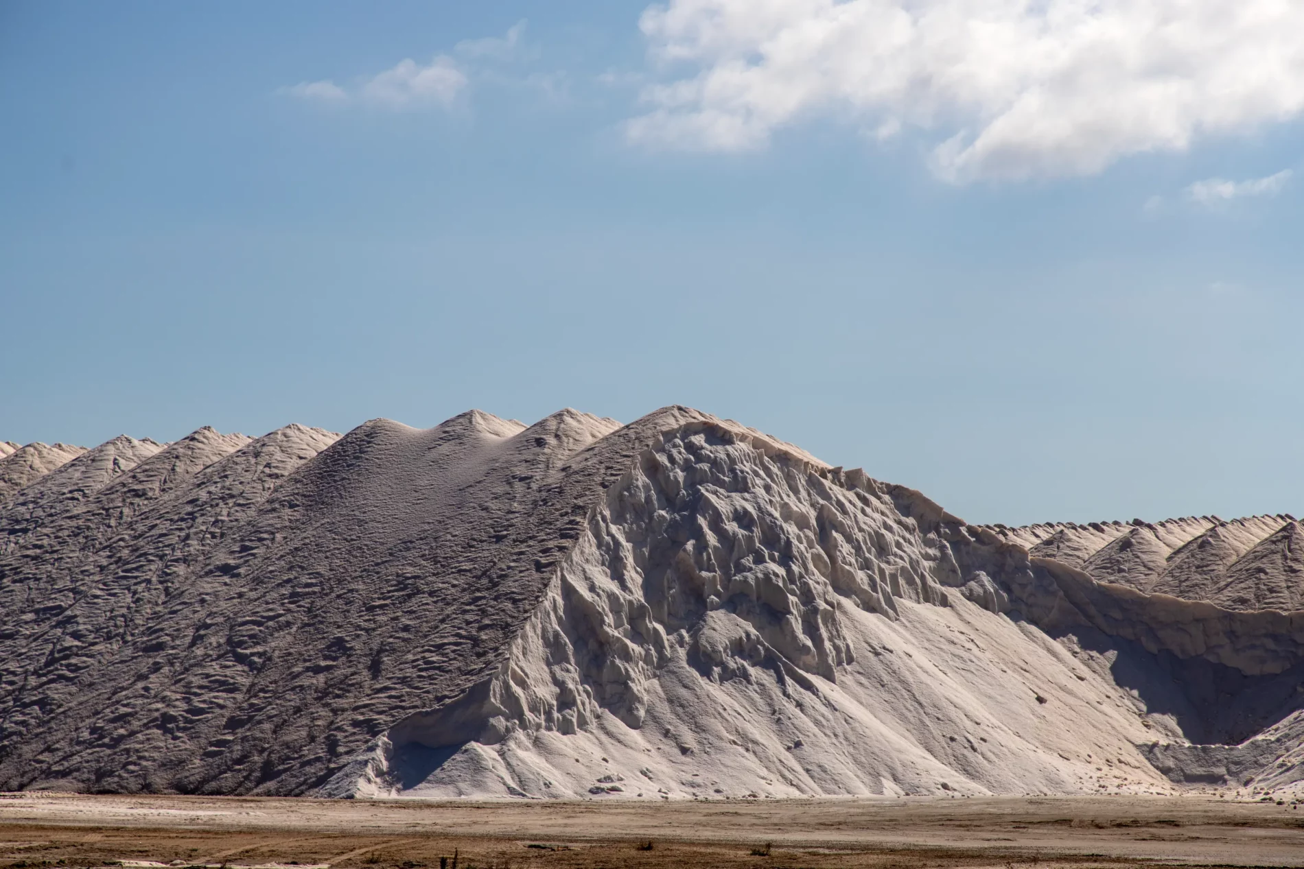 photo of mountains of salt in a salt factory at su 2023 11 27 05 01 12 utc Un día en las salinas de Es Trenc: Historia, naturaleza y artesanía