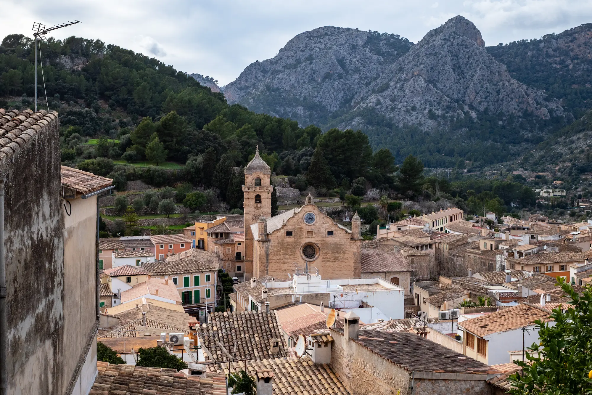 scenic view of banyola small town between mountain 2024 03 02 04 16 58 utc 1 La fiesta del Rei en Jaume: tradiciones y leyendas de la conquista en Mallorca