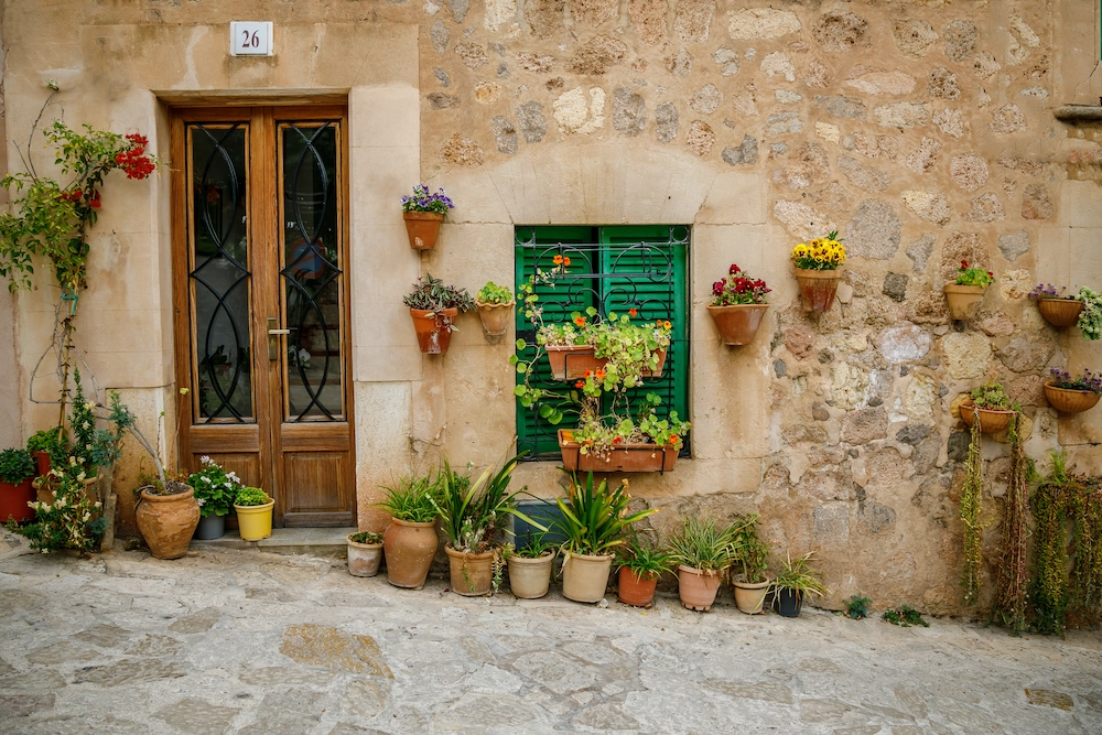 typical entrance to a house in the village of vall 2023 11 27 05 12 22 utc 1 Secretos de Valldemossa: más allá de Chopin y George Sand
