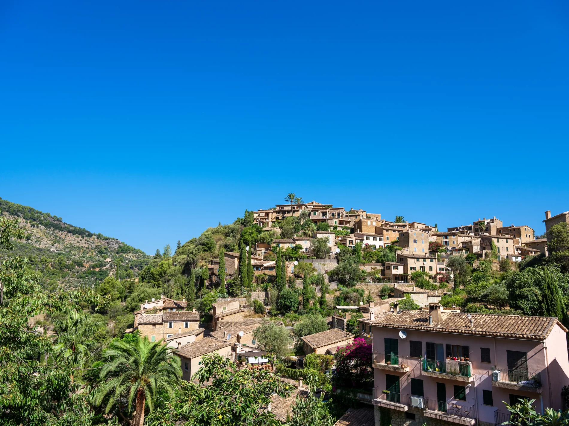 view of a beautiful mountain village deia in mall 2023 11 27 05 08 32 utc Descubriendo los secretos de la Cala Deià: Un paraíso para los amantes de la naturaleza