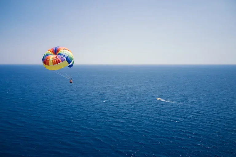 aerial-view-of-parasailing-sky-vacation-sea-entert-2025-03-05-18-17-09-utc