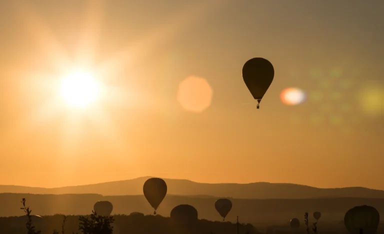 balloon-in-the-sunset-2023-11-27-04-54-30-utc