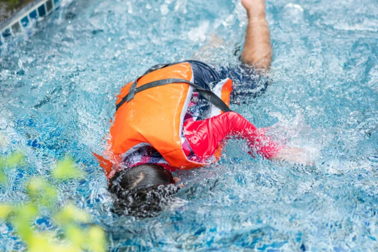 kid-falling-down-in-swimming-pool-2025-03-10-05-32-59-utc