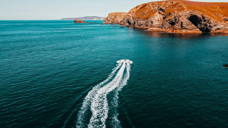 the-jet-ski-runs-in-the-direction-of-the-rock-on-t-2025-01-08-22-34-28-utc