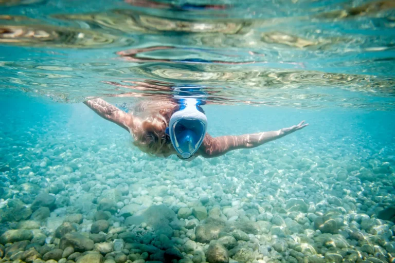 woman-snorkeling-with-full-face-mask-in-the-tropic-2024-10-30-22-50-51-utc