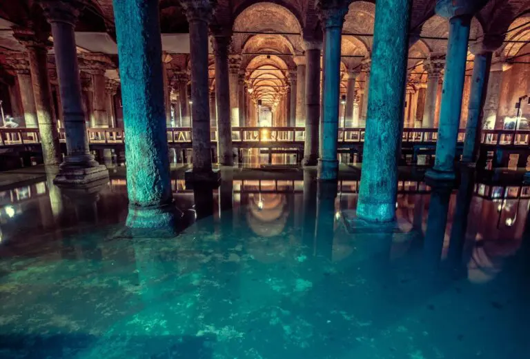 basilica cistern in istanbul 2023 11 27 05 22 41 utc scaled 1 Explora los Aljibes de Llubí: la fascinante arquitectura hidráulica en el corazón de Mallorca 