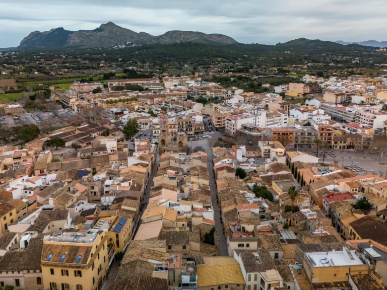 aerial drone view of alcudia in mallorca ancient 2025 02 02 21 48 32 utc 768x576 1 Caminos históricos: siguiendo la ruta de las cortes reales en pueblos medievales de Mallorca