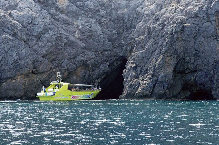 barco calas y cuevas