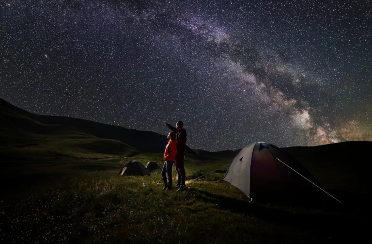 guy and girl stand near tents under starry sky aga 2025 01 16 23 33 02 utc 768x503 1 Zwischen Bergen und Sternen: Astrotourismus in der Serra de Tramuntana