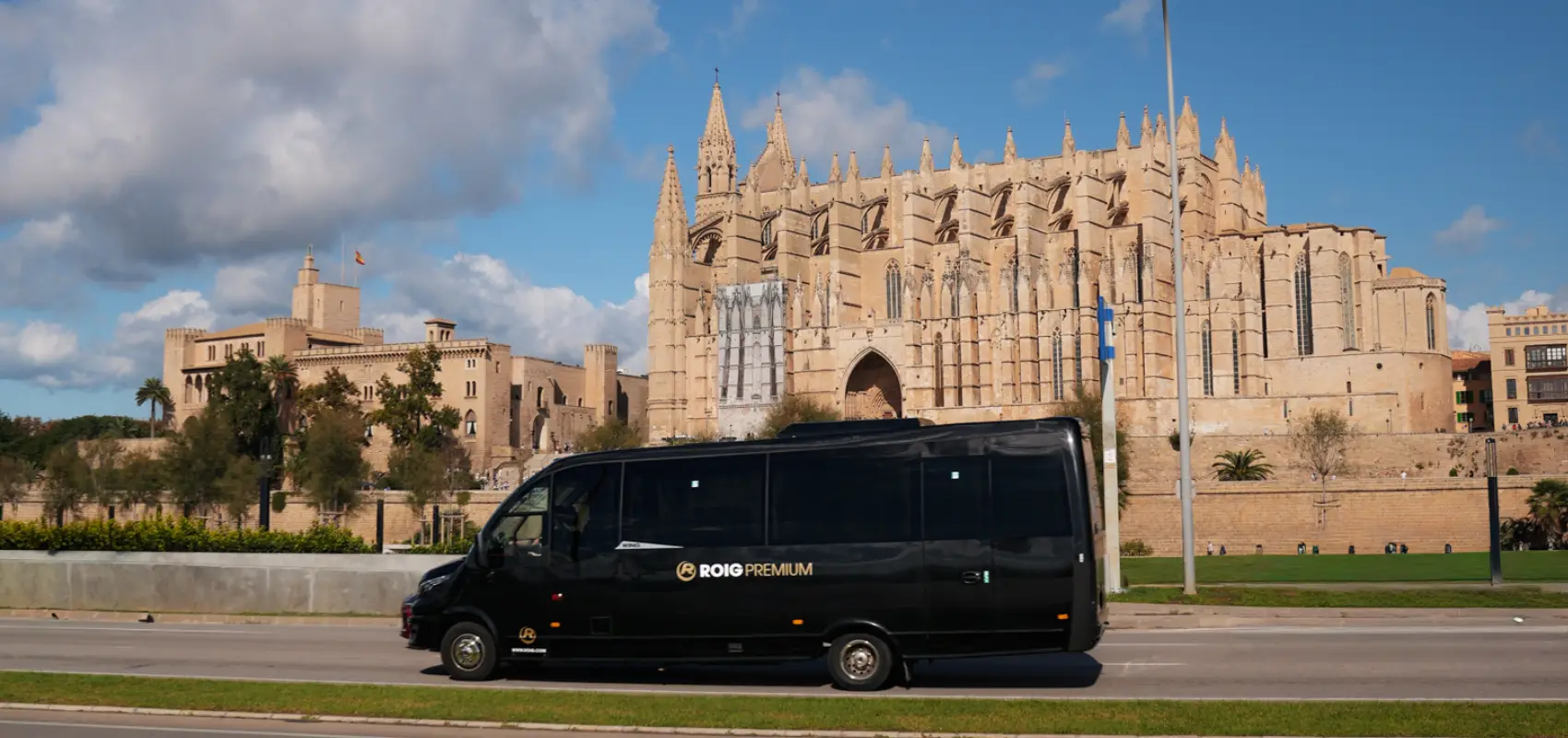 Minibús premium de ROIG frente a la catedral de Palma
