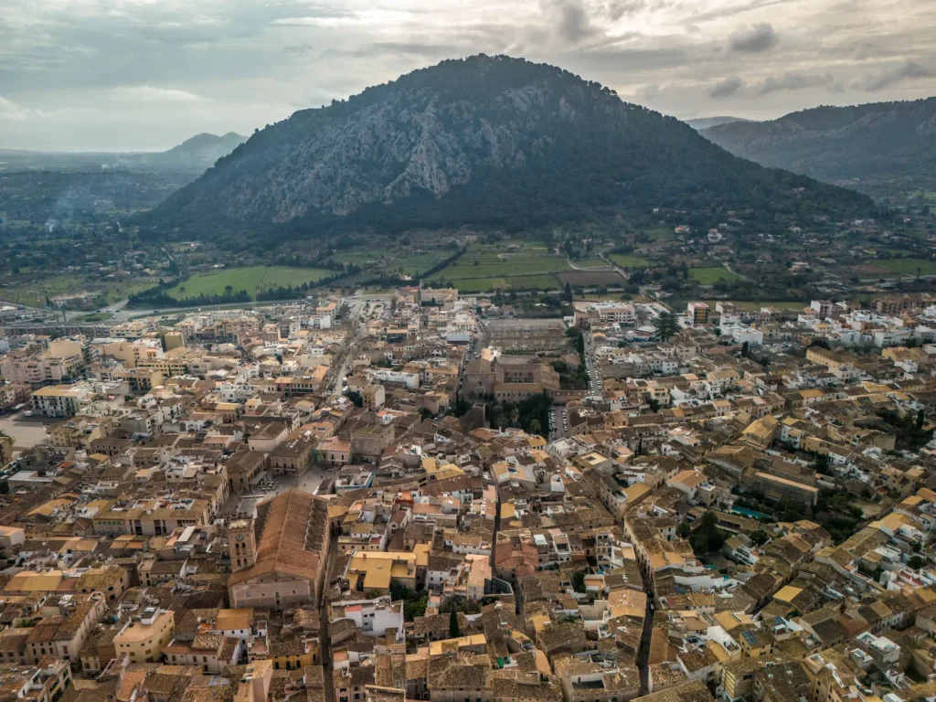 aerial view of pollenca in mallorca drone photo i 2025 02 11 19 10 17 utc Von der Erde bis zum Himmel: Aktivitäten, um Mallorca aus einer neuen Perspektive zu erleben