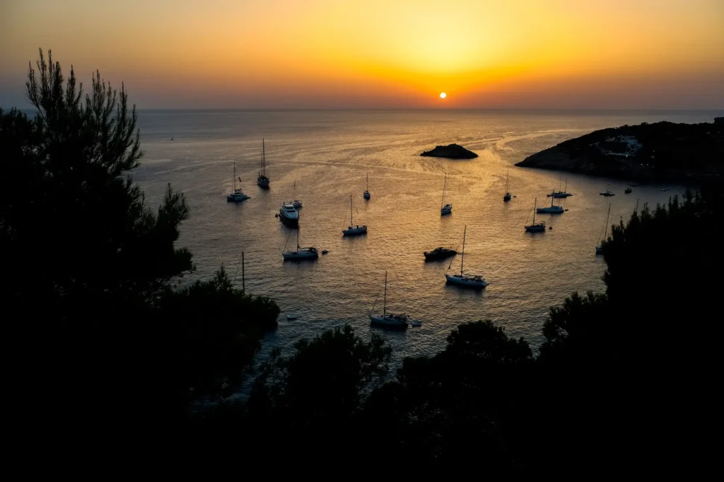 several pleasure boats anchored in a cove on the i 2024 10 18 09 49 08 utc Mallorca bei Nacht: Routen im Auto, um Sterne fernab der Städte zu beobachten