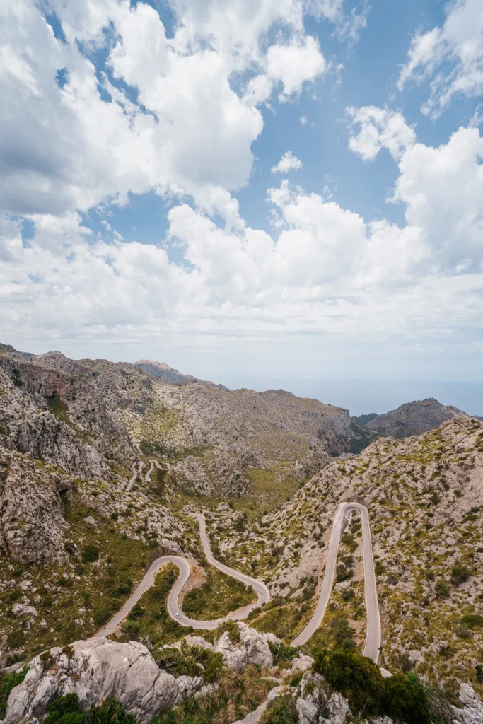 the iconic curving roads of mallorca carve through 2025 01 31 02 10 16 utc Die besten Roadtrips auf Mallorca mit Stopps für Wassererlebnisse