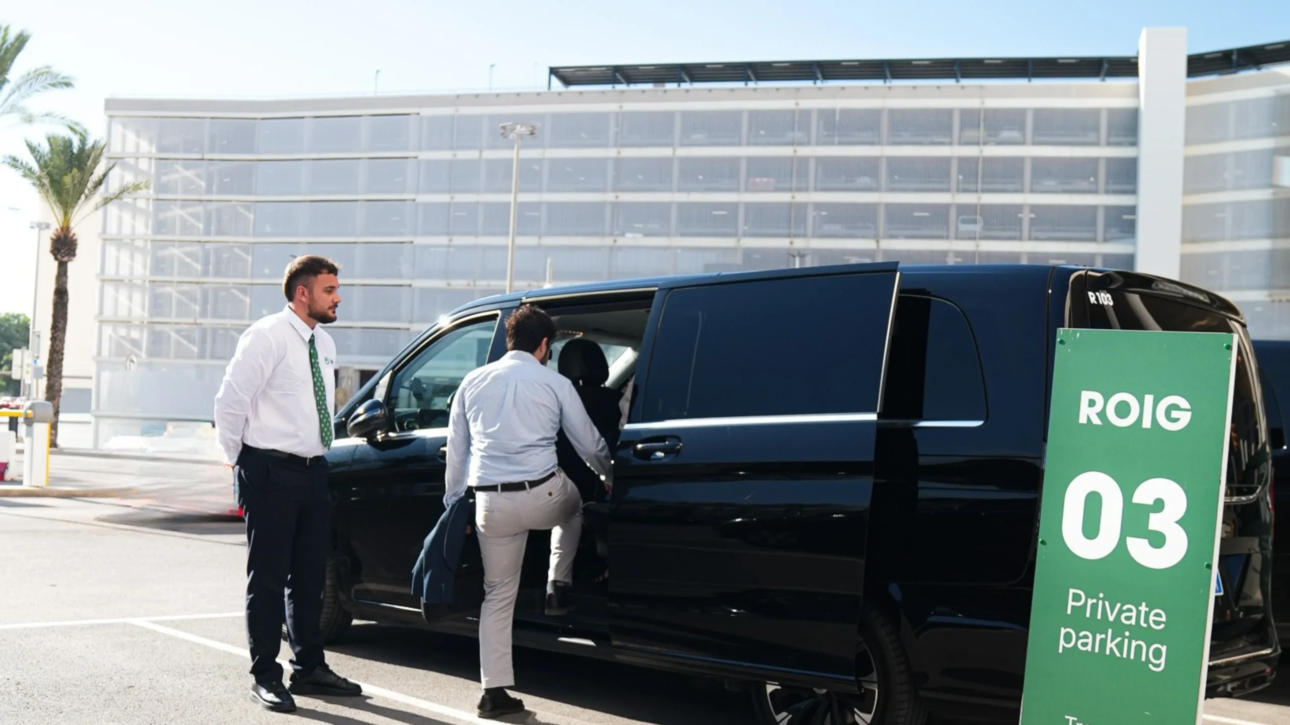 Vehículo de traslado de ROIG en el aeropuerto de Palma de Mallorca, servicio de transfer