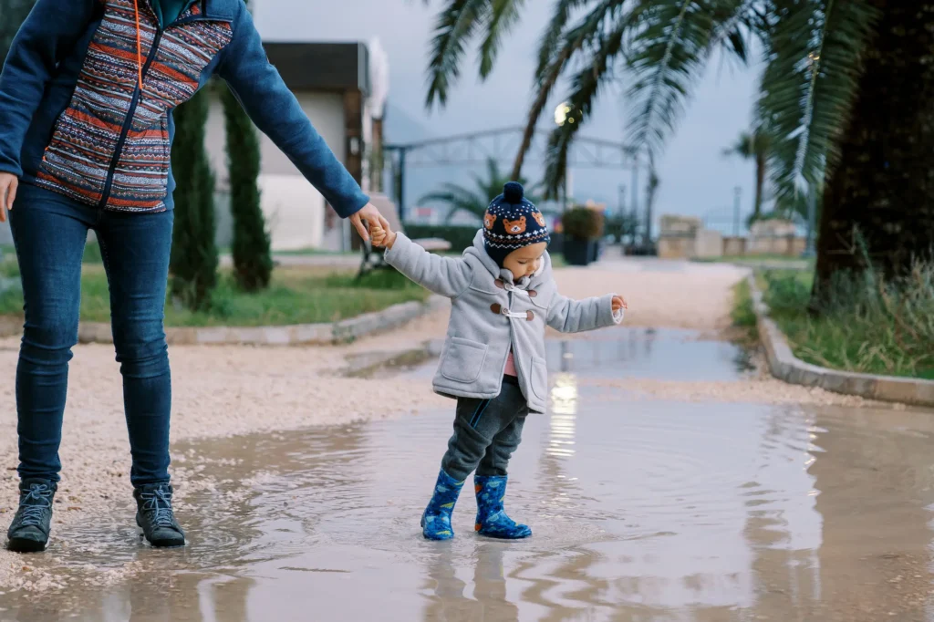 little girl in rubber boots stands in a puddle hol 2025 01 08 23 17 18 utc The best indoor activities when it rains in Mallorca