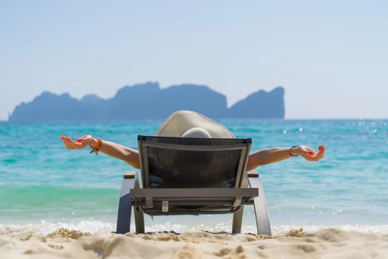 cute woman relaxing on a sunbed and look to the se 2026 03 19 02 15 37 utc pagina de inicio
