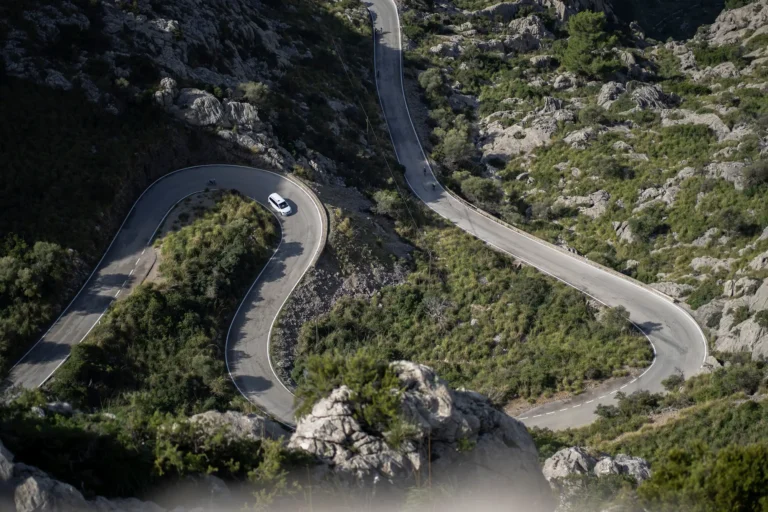 aerial view of a car driving on a highway road in 2026 03 18 05 41 37 utc 1 Startseite